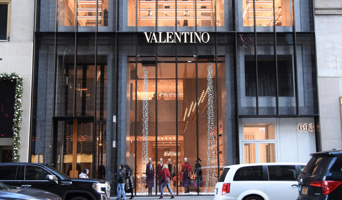 Fifth Avenue In New York Shopping - 5th Avenue Valentino Manhattan