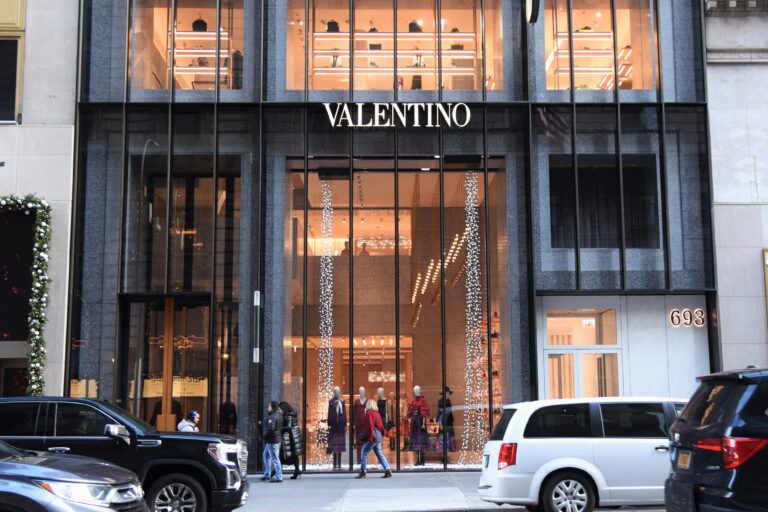 Fifth Avenue In New York Shopping - 5th Avenue Valentino Manhattan