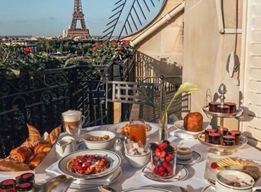 best spots for a romantic picnic in Paris France